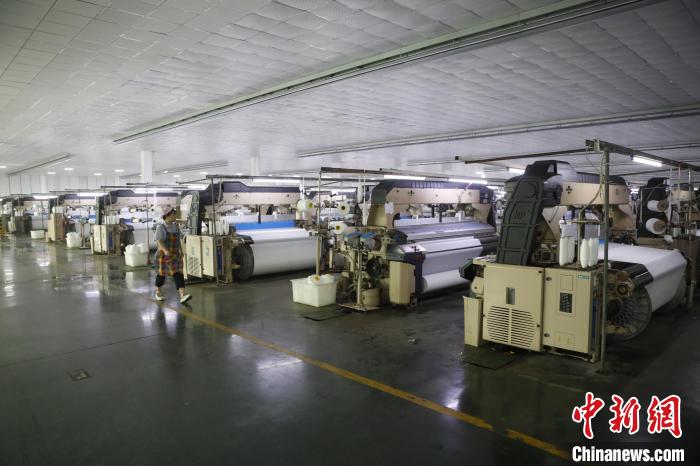 河南平顶山:新材料企业生产出口忙