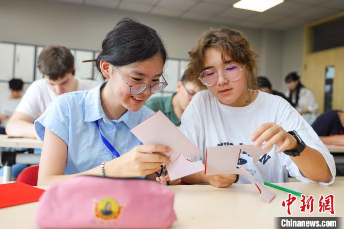 山东青岛：学剪纸、绘团扇 俄罗斯学生体验中华传统文化