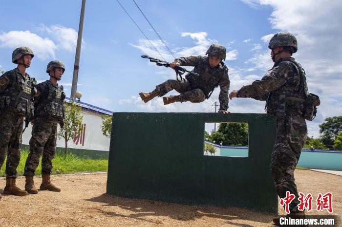 广西钦州：武警官兵开展多课目强化训练