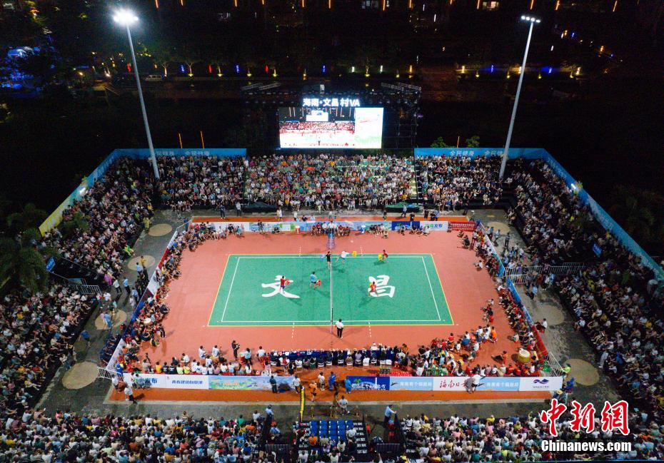海南侨乡文昌“板凳排球”欢乐多