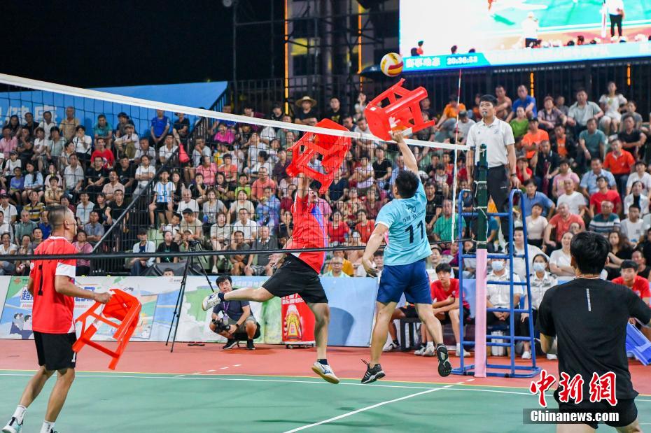 海南侨乡文昌“板凳排球”欢乐多