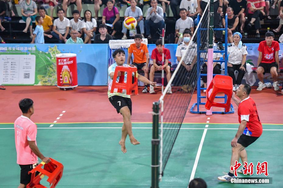 海南侨乡文昌“板凳排球”欢乐多