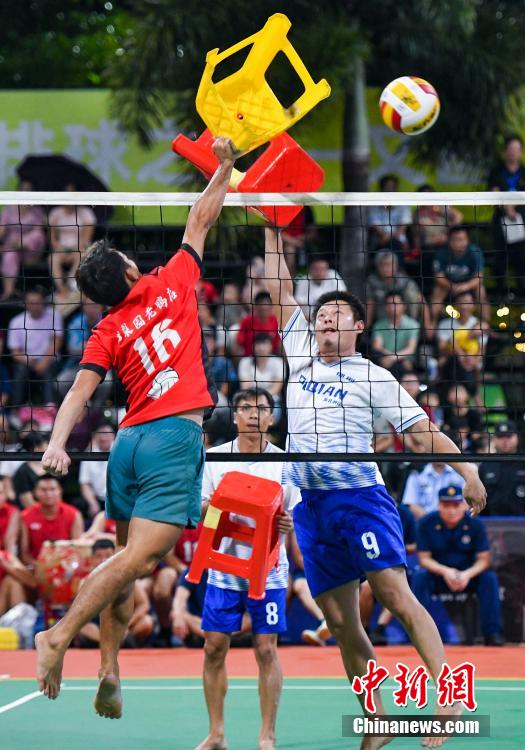 海南侨乡文昌“板凳排球”欢乐多