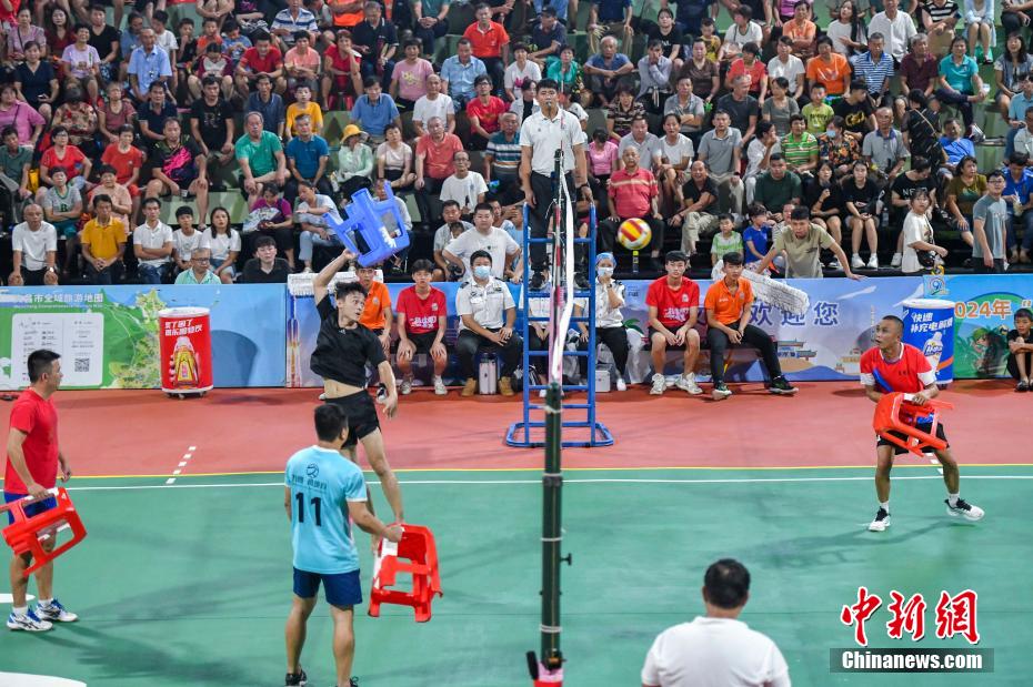 海南侨乡文昌“板凳排球”欢乐多