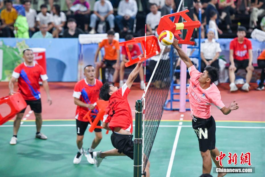 海南侨乡文昌“板凳排球”欢乐多