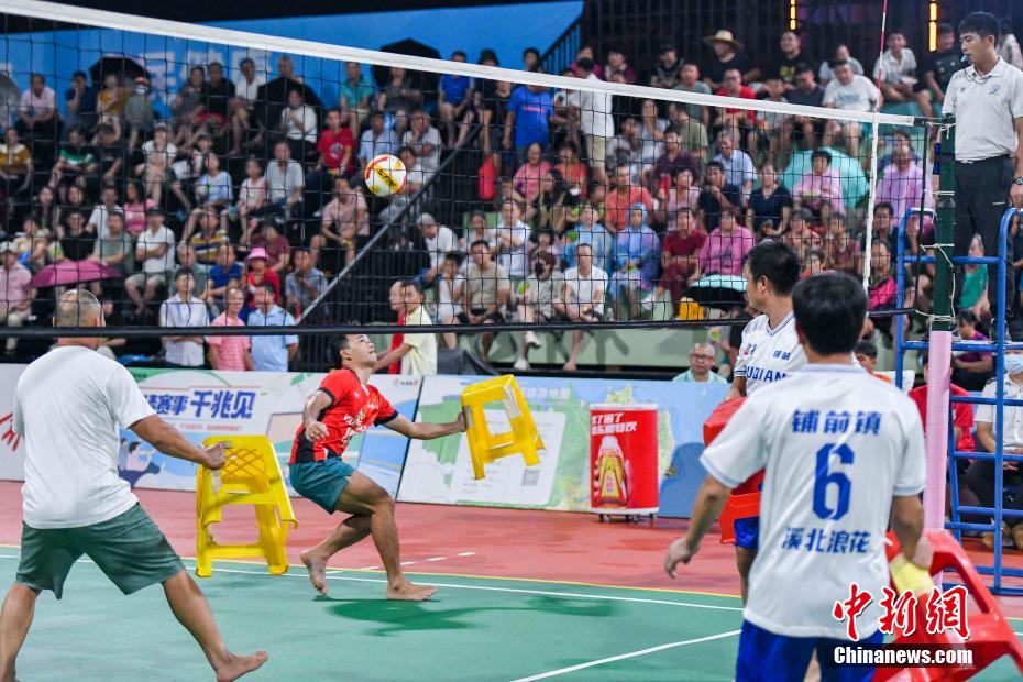 海南侨乡文昌“板凳排球”欢乐多