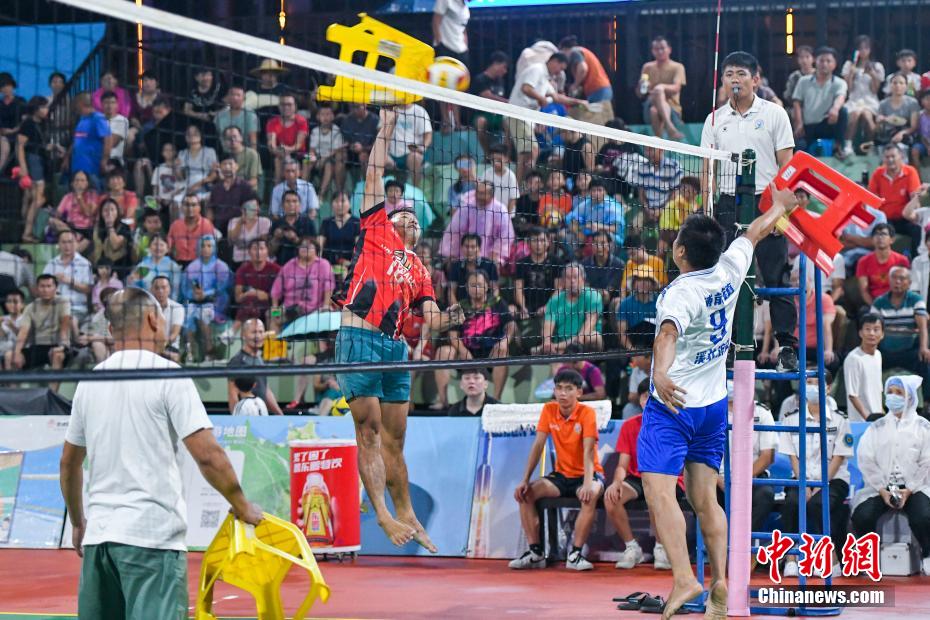 海南侨乡文昌“板凳排球”欢乐多