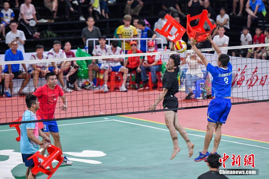 海南侨乡文昌“板凳排球”欢乐多