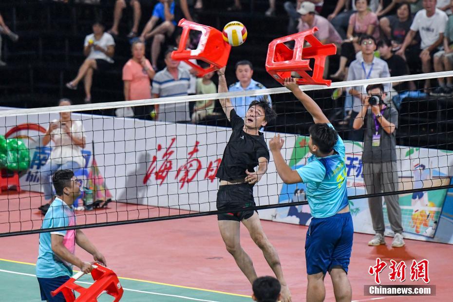 海南侨乡文昌“板凳排球”欢乐多