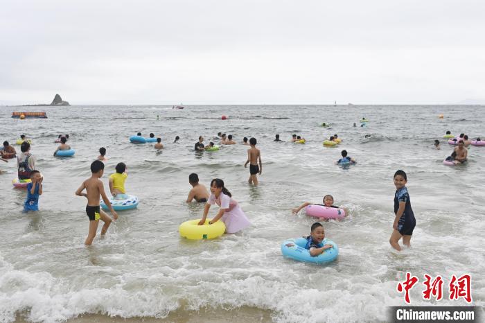 广东深圳：大梅沙海滨公园吸引游客