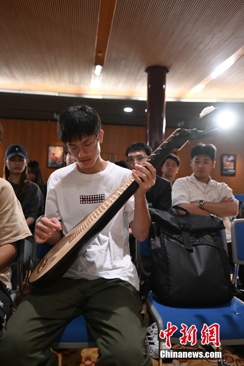 台湾大学生参观国家大剧院 体验传统文化之美