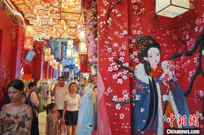 民众走进南京城南体验“人在戏中游”沉浸氛围 民众走进南京城南体验“人在戏中游”沉浸氛围