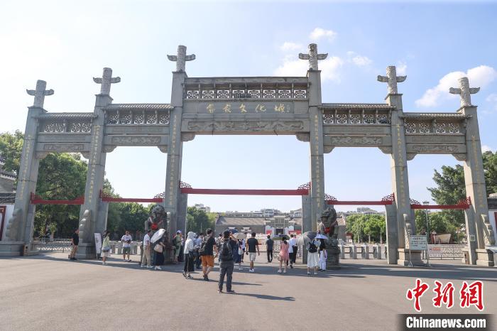 两岸媒体人走进江西客家博物院探寻两岸共同的客家文化