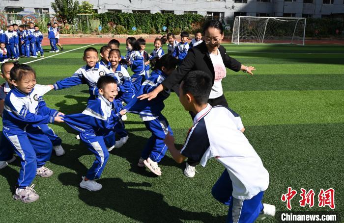 呼和浩特中小学、幼儿园开学 学生享受校园生活