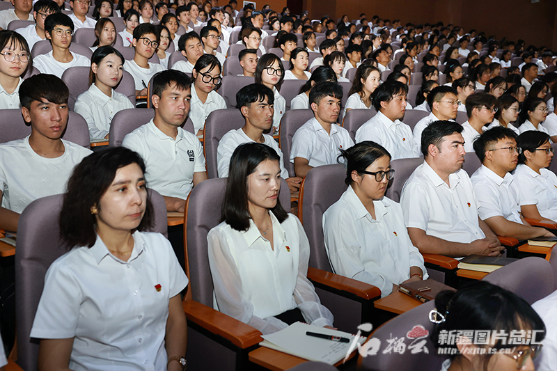 马兴瑞在喀什大学讲授思政课