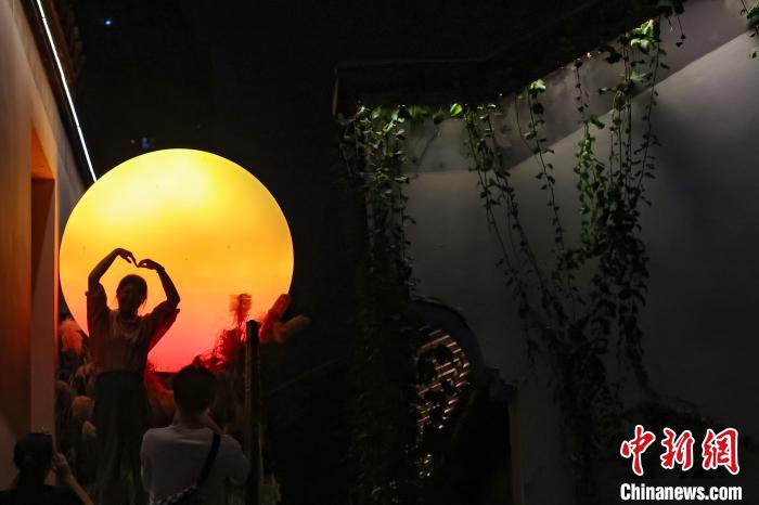 民众走进南京古巷乐享中秋 民众走进南京古巷乐享中秋