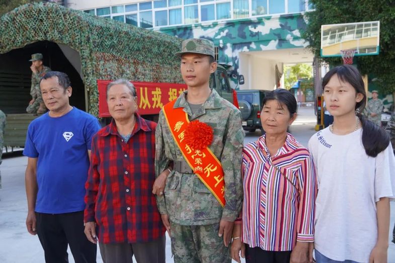 戎装伴红花 荣耀踏征程！云南省普洱市思茅区64名新兵踏上军旅征程