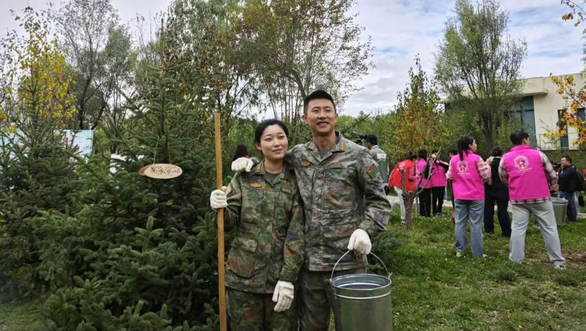 青海：新人同植爱情树 共筑家国生态梦