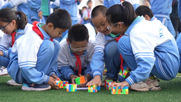 内蒙古乌审旗：405名学生用魔方拼图祝福祖国