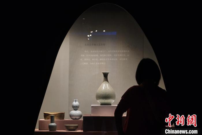 展现色彩美学 南京六朝博物馆“只此中国色——青”特展吸引观众