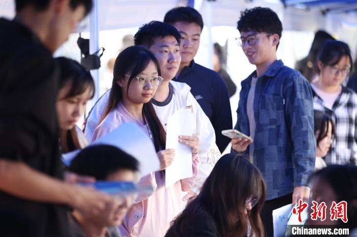 全国各地企事业单位携万余岗位走进南京农业大学“招贤纳士” 全国各地企事业单位携万余岗位走进南京农业大学“招贤纳士”