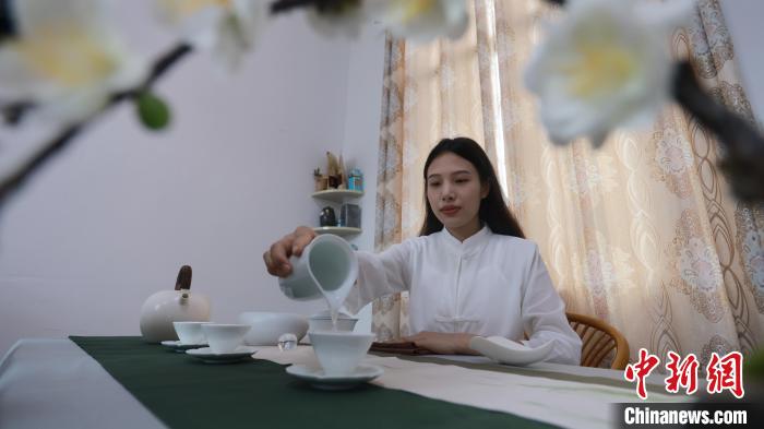 广西“00后”女制茶师传承侨乡制茶技艺