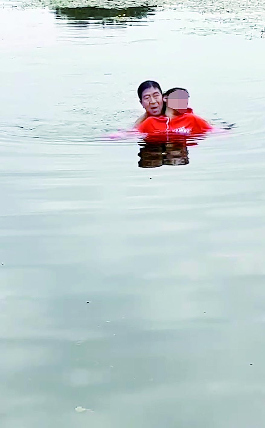 “有人喊我们,老公跑快点” 他纵身一跃湖中救人