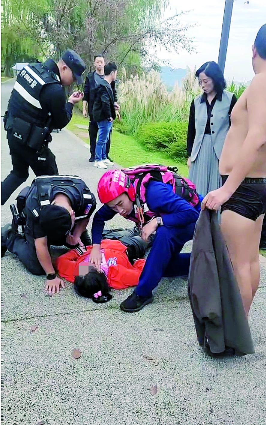 “有人喊我们,老公跑快点” 他纵身一跃湖中救人