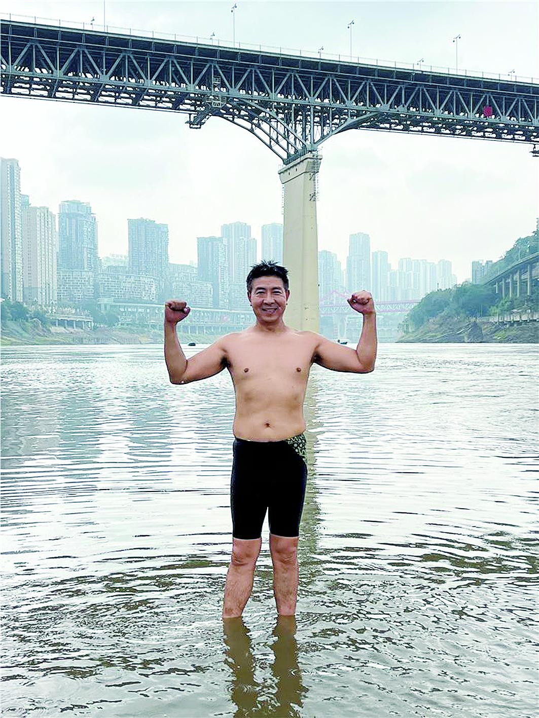 “有人喊我们,老公跑快点” 他纵身一跃湖中救人