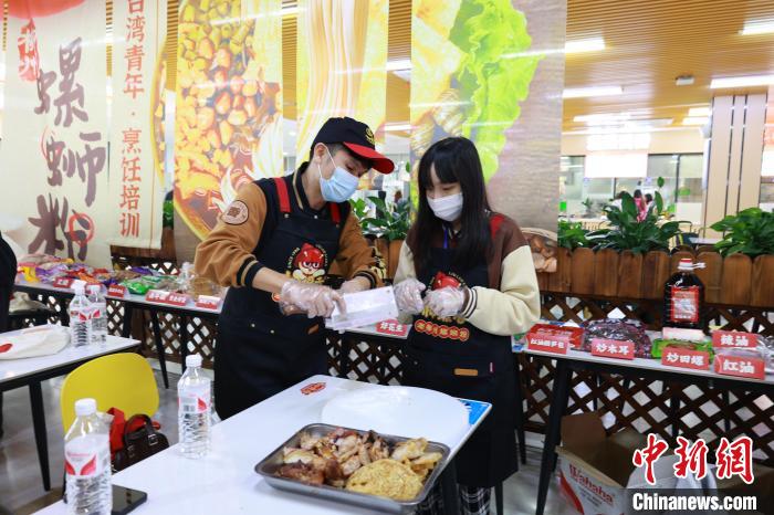 37名台青广西柳州“取经”螺蛳粉制作技艺