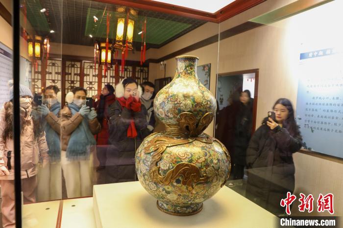 沈阳故宫敬典阁展出“清掐丝珐琅百花葫芦瓶” 沈阳故宫敬典阁展出“清掐丝珐琅百花葫芦瓶”