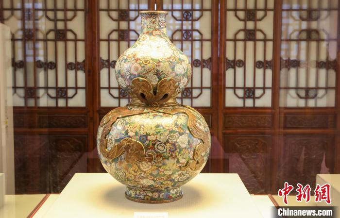 沈阳故宫敬典阁展出“清掐丝珐琅百花葫芦瓶”
