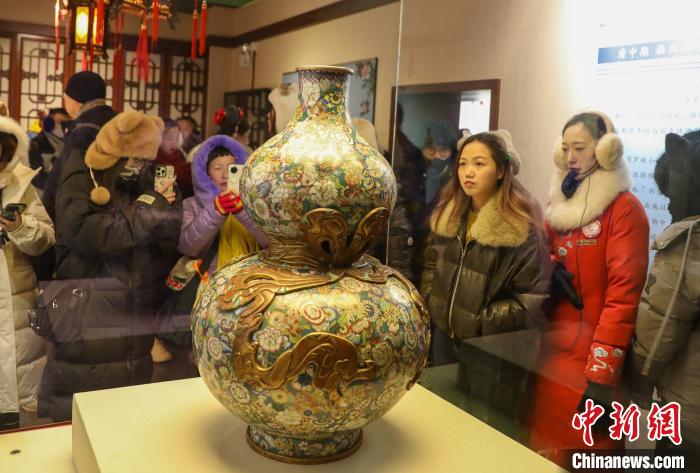 沈阳故宫敬典阁展出“清掐丝珐琅百花葫芦瓶”