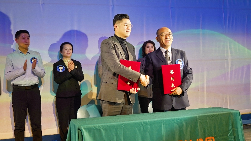 “淘学企鹅”会说话了!全国首款AI文旅互动玩偶亮相 “淘学企鹅”会说话了!全国首款AI文旅互动玩偶亮相