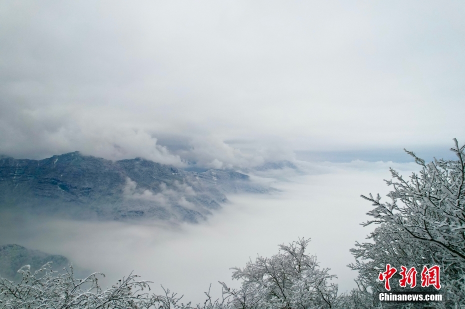 陕西汉中龙头山银装素裹景色如画