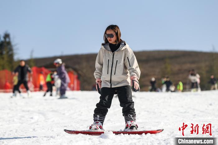 贵州贵阳：市民滑雪度周末