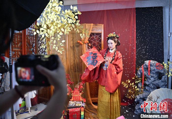 春节将至 汉服摄影火爆 春节将至汉服摄影火爆