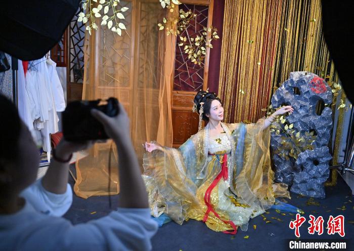 春节将至 汉服摄影火爆