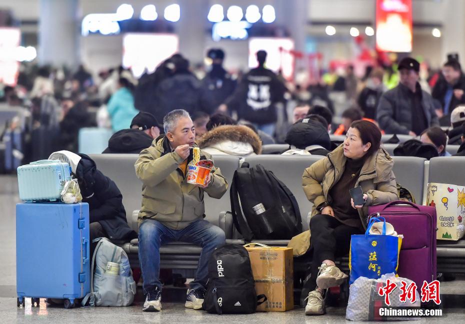 (新春见闻)新疆铁路部门多举措保障2025年春运 (新春见闻)新疆铁路部门多举措保障2025年春运