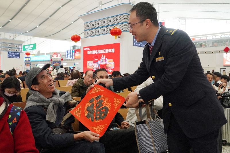 从“菜鸟”到“行家”,十三载坚守照亮春运平安归途 从“菜鸟”到“行家”,十三载坚守照亮春运平安归途