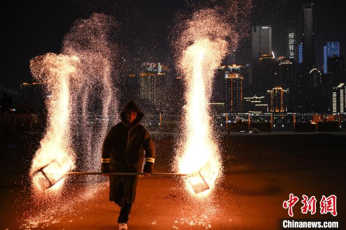 山城重庆:“火树银花”迎新春 (新春见闻)山城重庆:“火树银花”迎新春