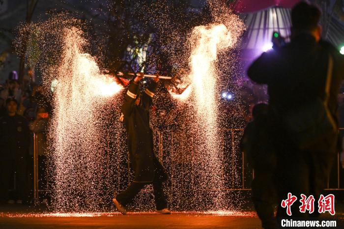 山城重庆:“火树银花”迎新春