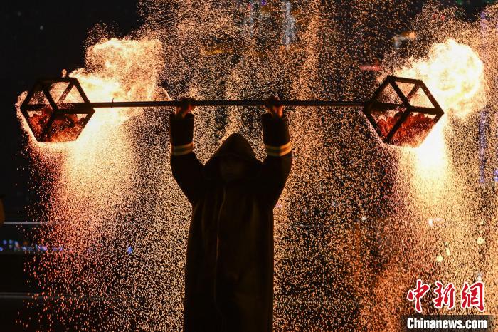 山城重庆:“火树银花”迎新春