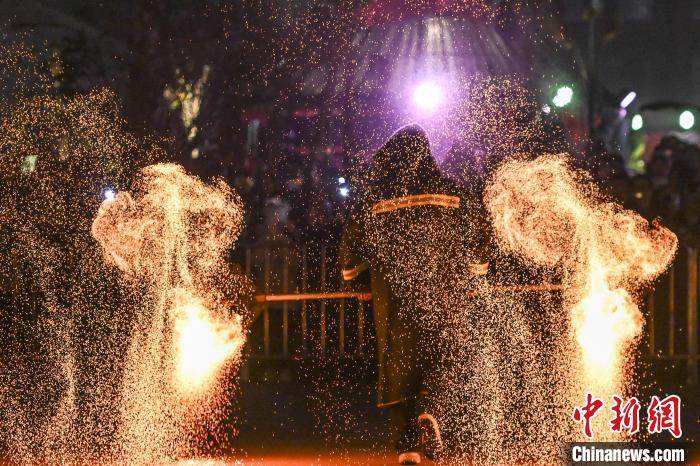 山城重庆:“火树银花”迎新春