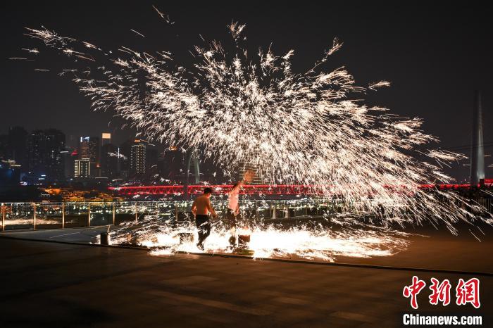 山城重庆:“火树银花”迎新春