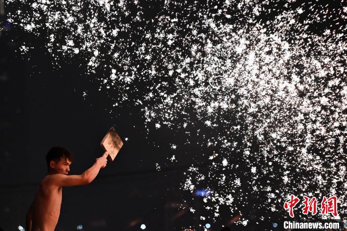 山城重庆:“火树银花”迎新春