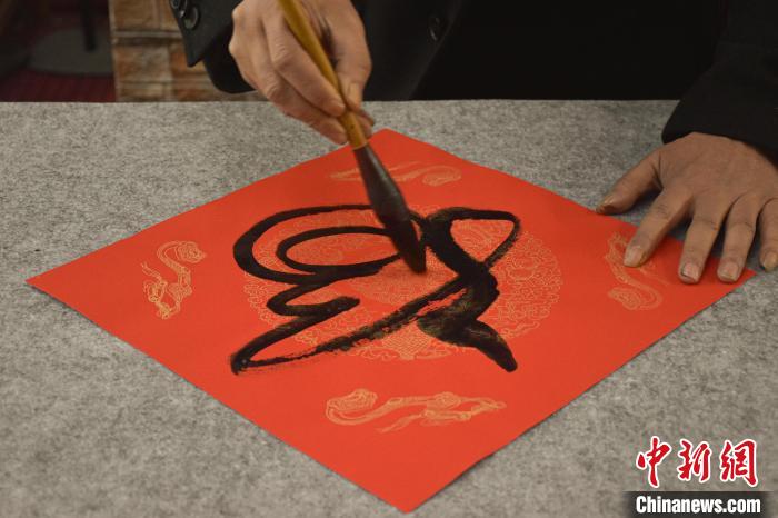 （新春走基层）江西南昌：蛇年送“蛇福” 生肖福字贺新春