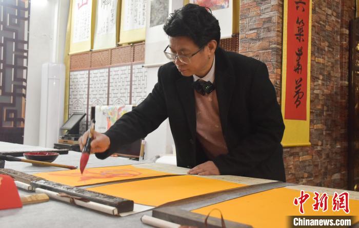 （新春走基层）江西南昌：蛇年送“蛇福” 生肖福字贺新春