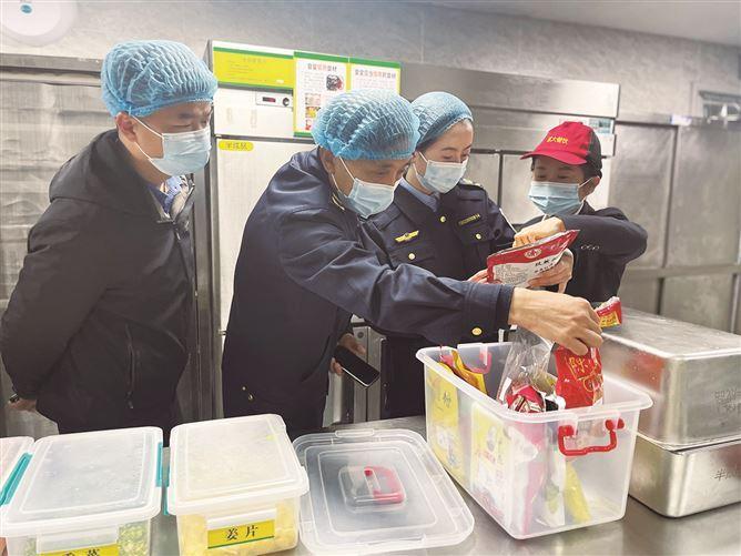 厦门:食堂“体检” 护航开学“第一餐”