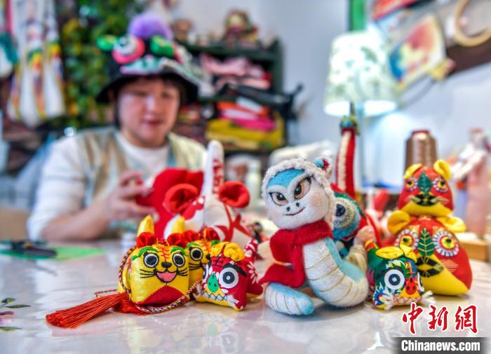 乌鲁木齐:传统布老虎制作融入新元素